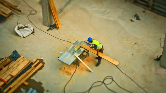 trabalhador cortando madeira